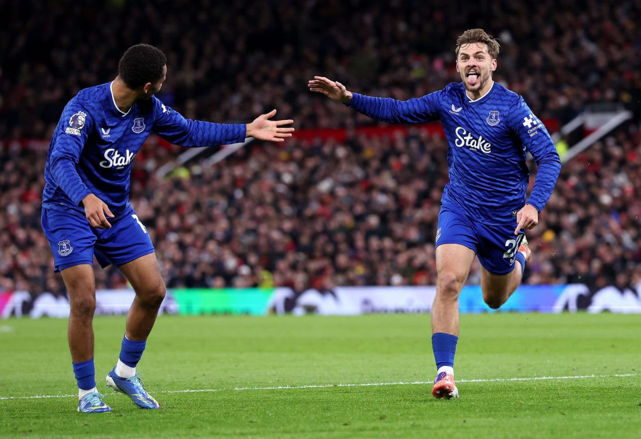 شادی گل کیرنان دوزبری هال پس از گلزنی برای اورتون مقابل منچستریونایتد