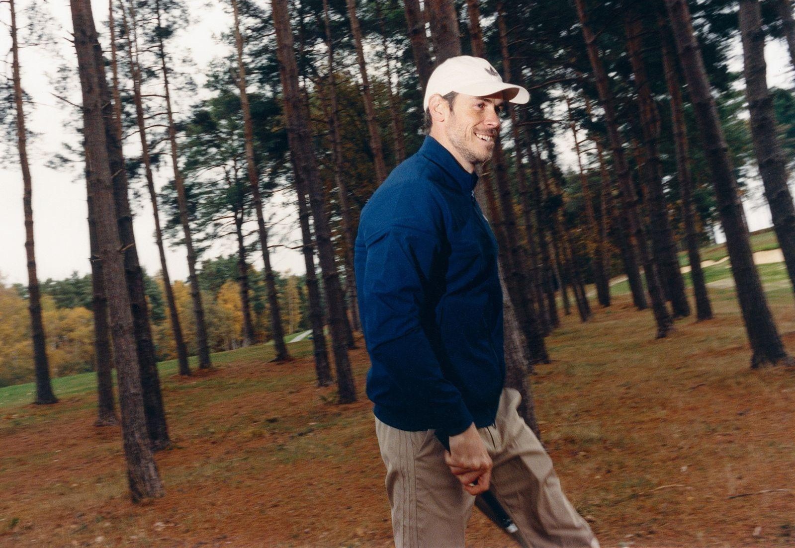 گرت بیل در حال گلف بازی کردن