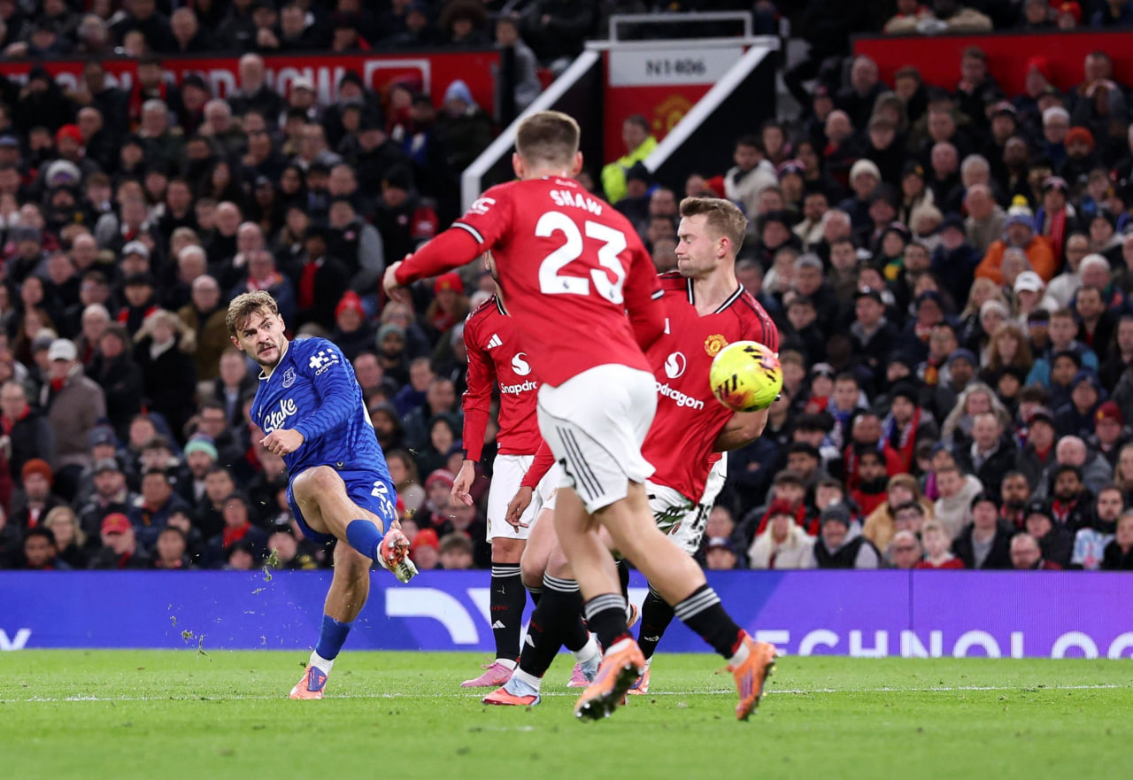 کیرنان دوزبری هال در اولدترافورد مقابل منچستریونایتد