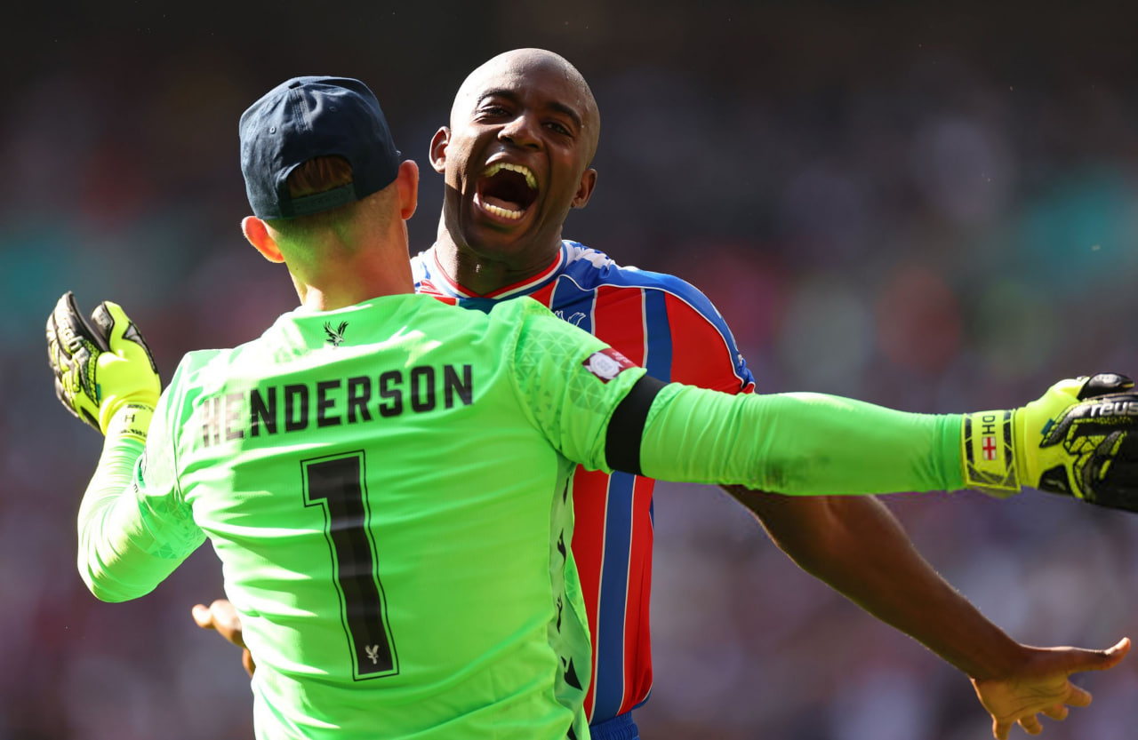 شادی بازیکنان کریستال پالاس در سوپرجام انگلیس