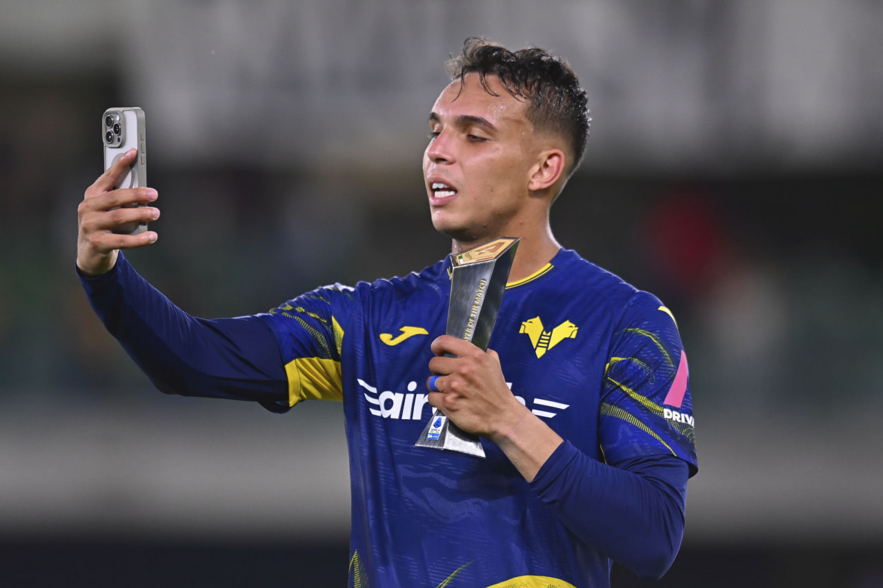 جیووانی سانتانا دو ناسیمنتو مهاجم برزیلی هلاس ورونا با جایزه بهترین بازیکن زمین