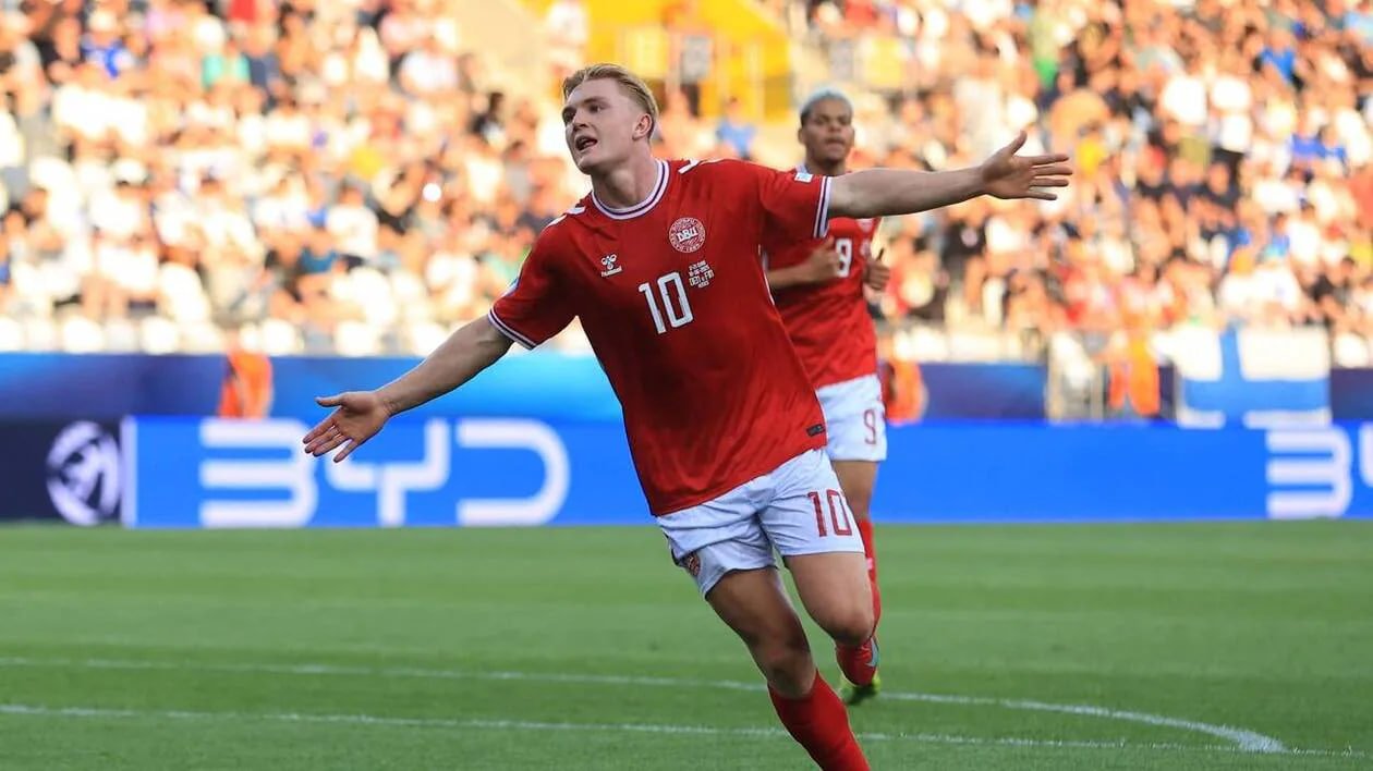 خوشحالی پس از گل کنراد هاردر برای تیم ملی دانمارک