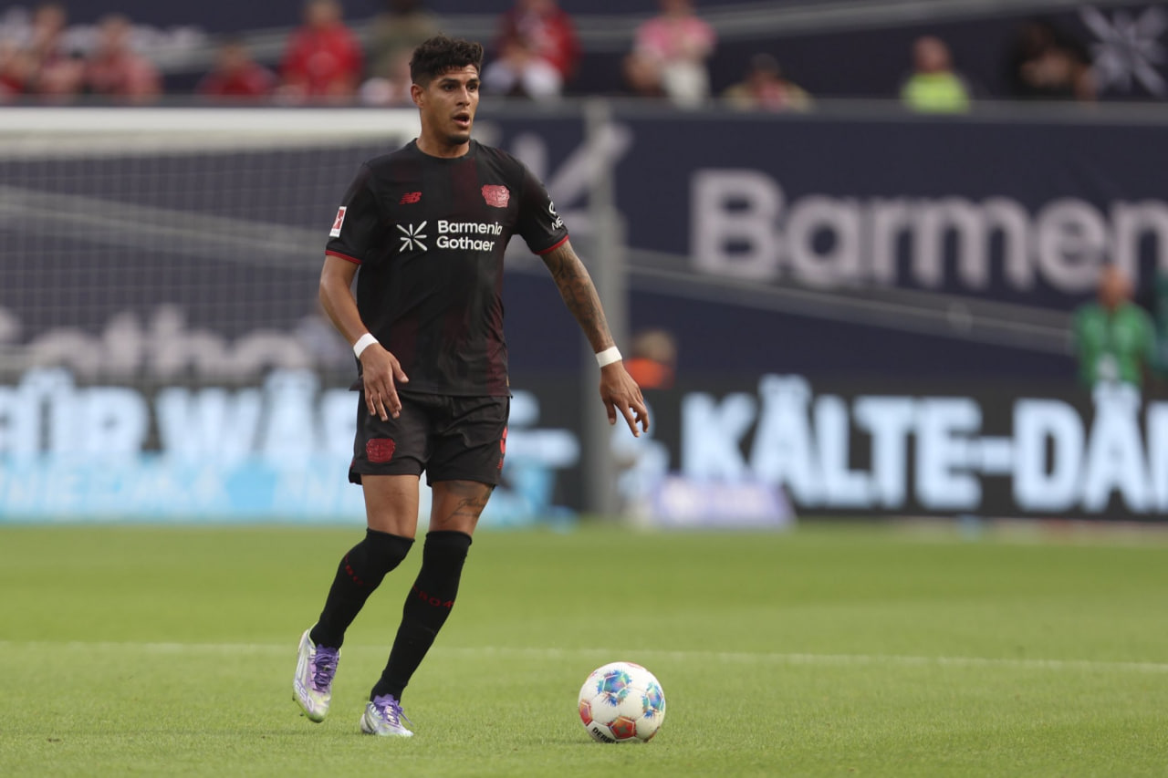 پیرو هینکاپیه مدافع اکوادوری بایرلورکوزن