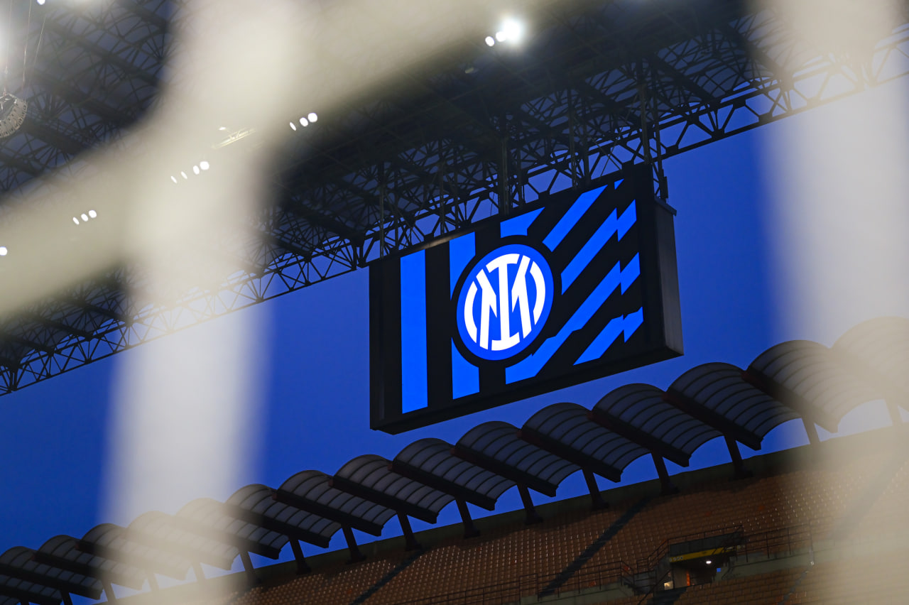نمایش لوگوی اینتر در اسکوربورد ورزشگاه سن سیرو