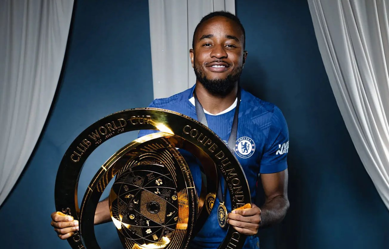 کریستوفر انکونکو مهاجم فرانسوی چلسی با کاپ قهرمانی جام جهانی باشگاه‌ها