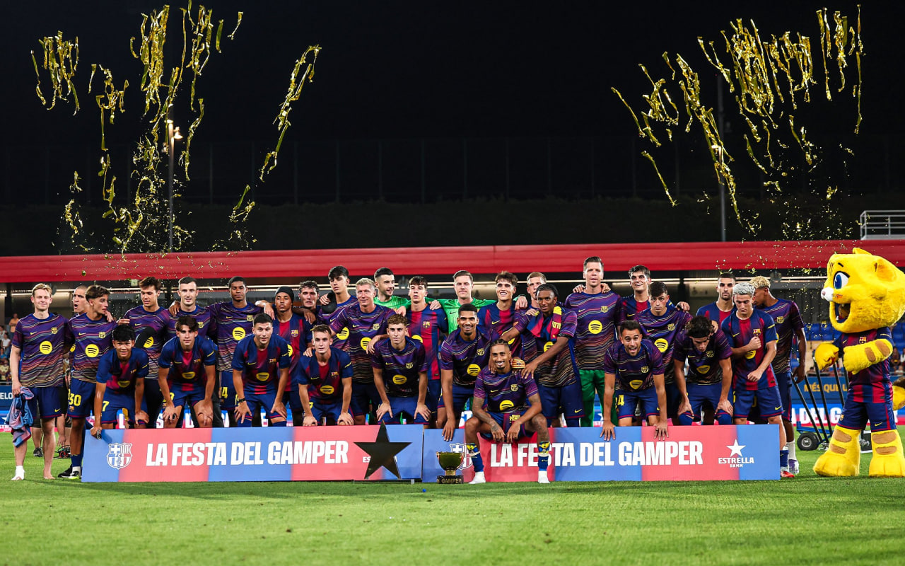 بازیکنان بارسلونا پس از قهرمانی در جام خوان گمپر 2025