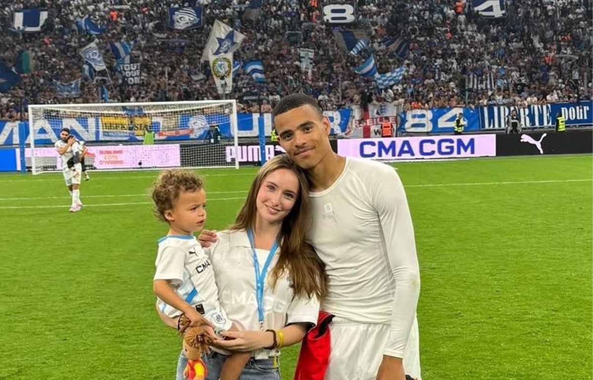 میسون گرینوود کنار خانواده‌اش