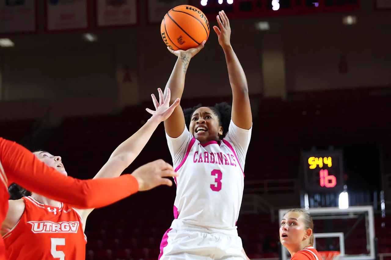 سابریا دین- بسکتبالیست زن