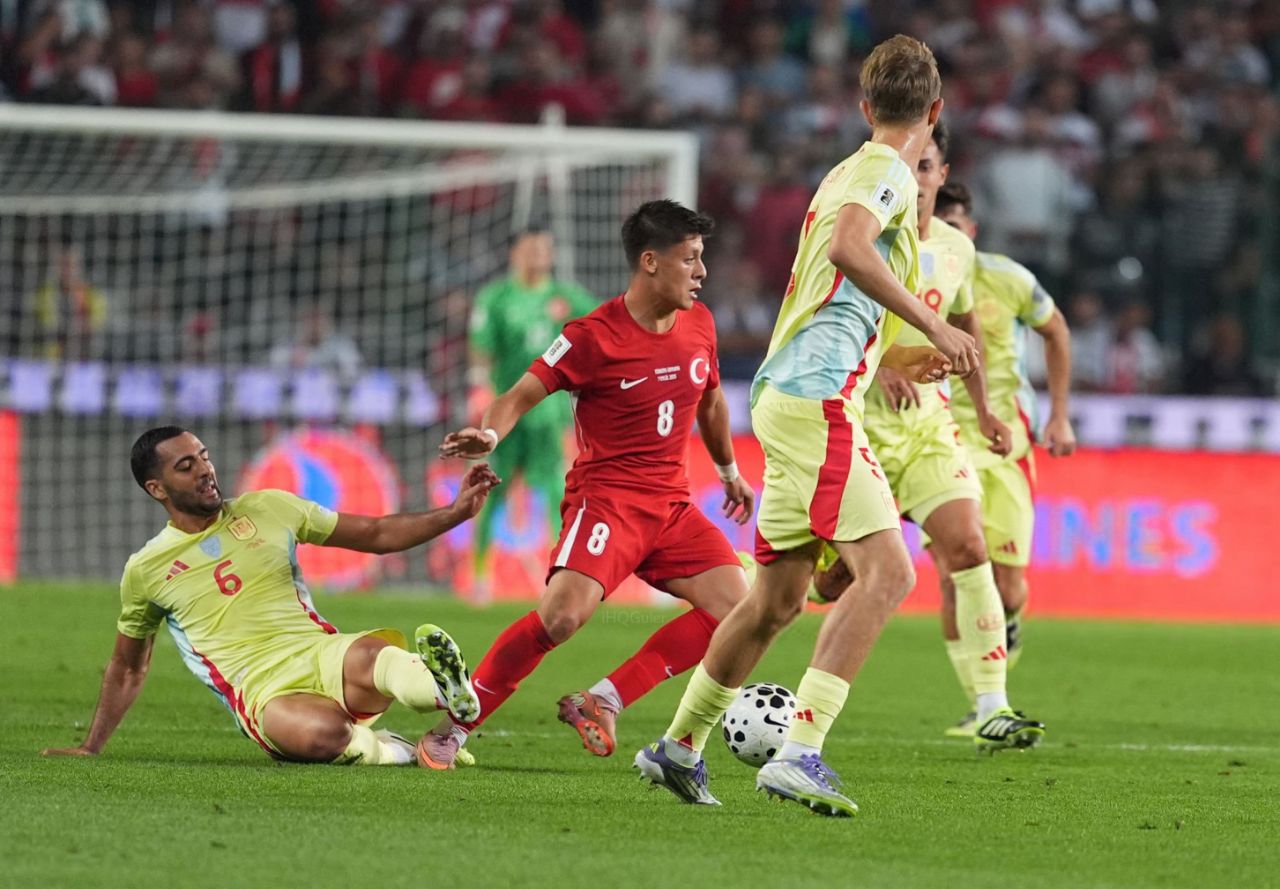 آردا گولر مقابل اسپانیا - هافبک تیم ملی ترکیه