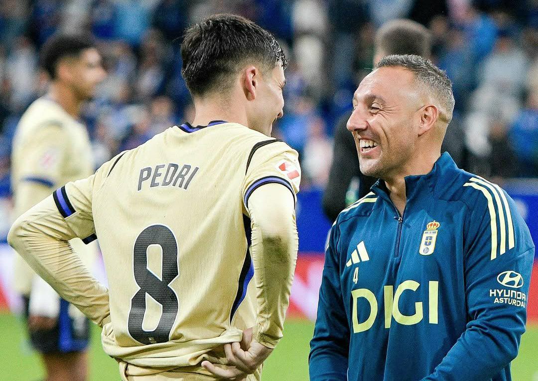 سانتی کازورلا و پدری پس از بازی رئال اویدو و بارسلونا در لالیگا