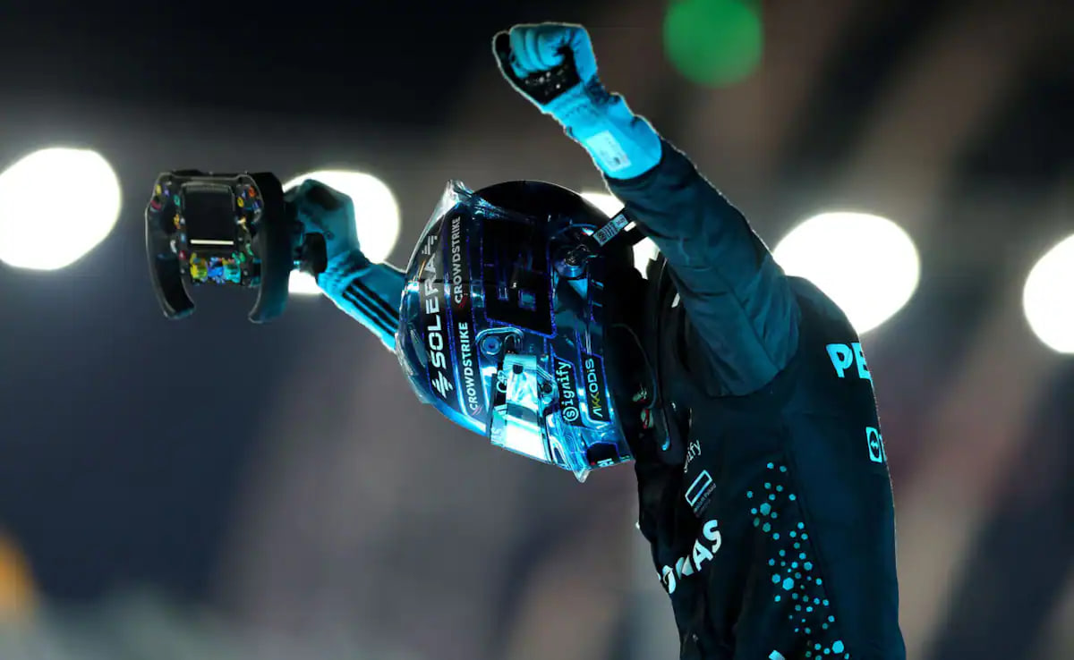 جورج راسل پس از پیروزی در گرندپری سنگاپور - راننده بریتانیایی مرسدس - فرمول یک