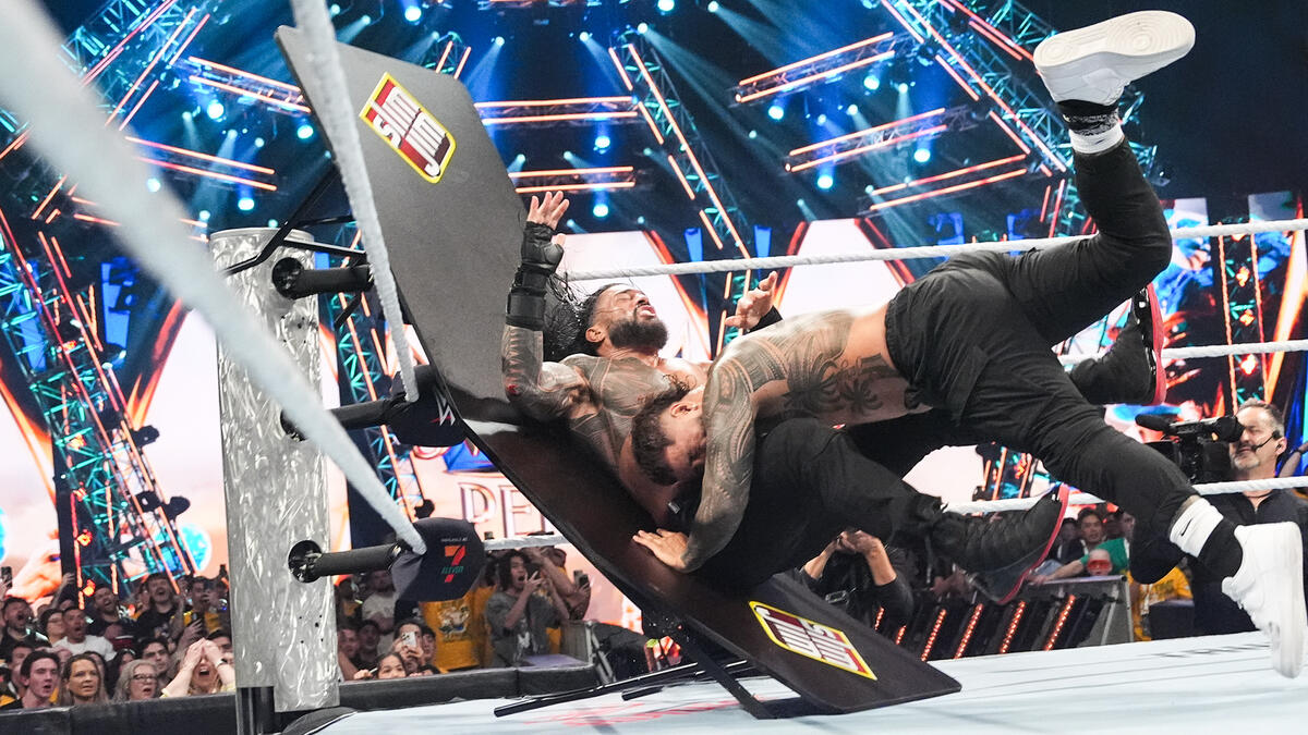 رومن رینز و جی اوسو، ستارگان کشتی کج و WWE در شوی کرون جول