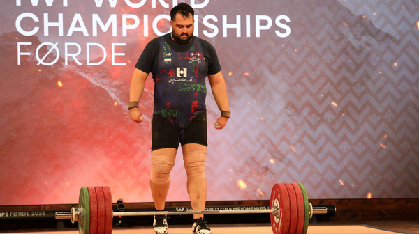 عکس از علی داوودی وزنه‌بردار دسته فوق سنگین ایران در رقابت‌های قهرمانی جهان 