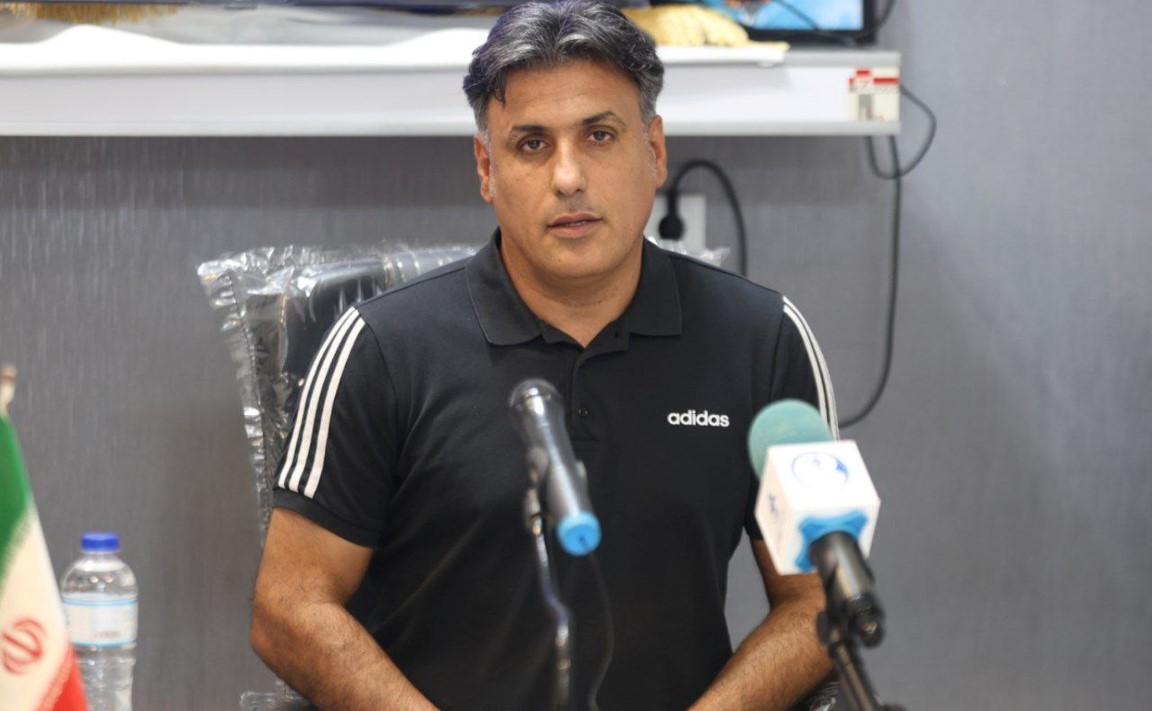 عکس از امیر خلیفه اصل سرمربی تیم استقلال خوزستان