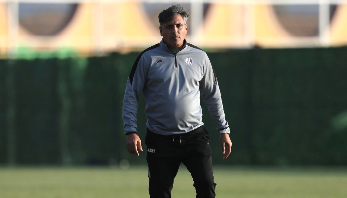 عکس از امیر خلیفه اصل سرمربی تیم استقلال خوزستان