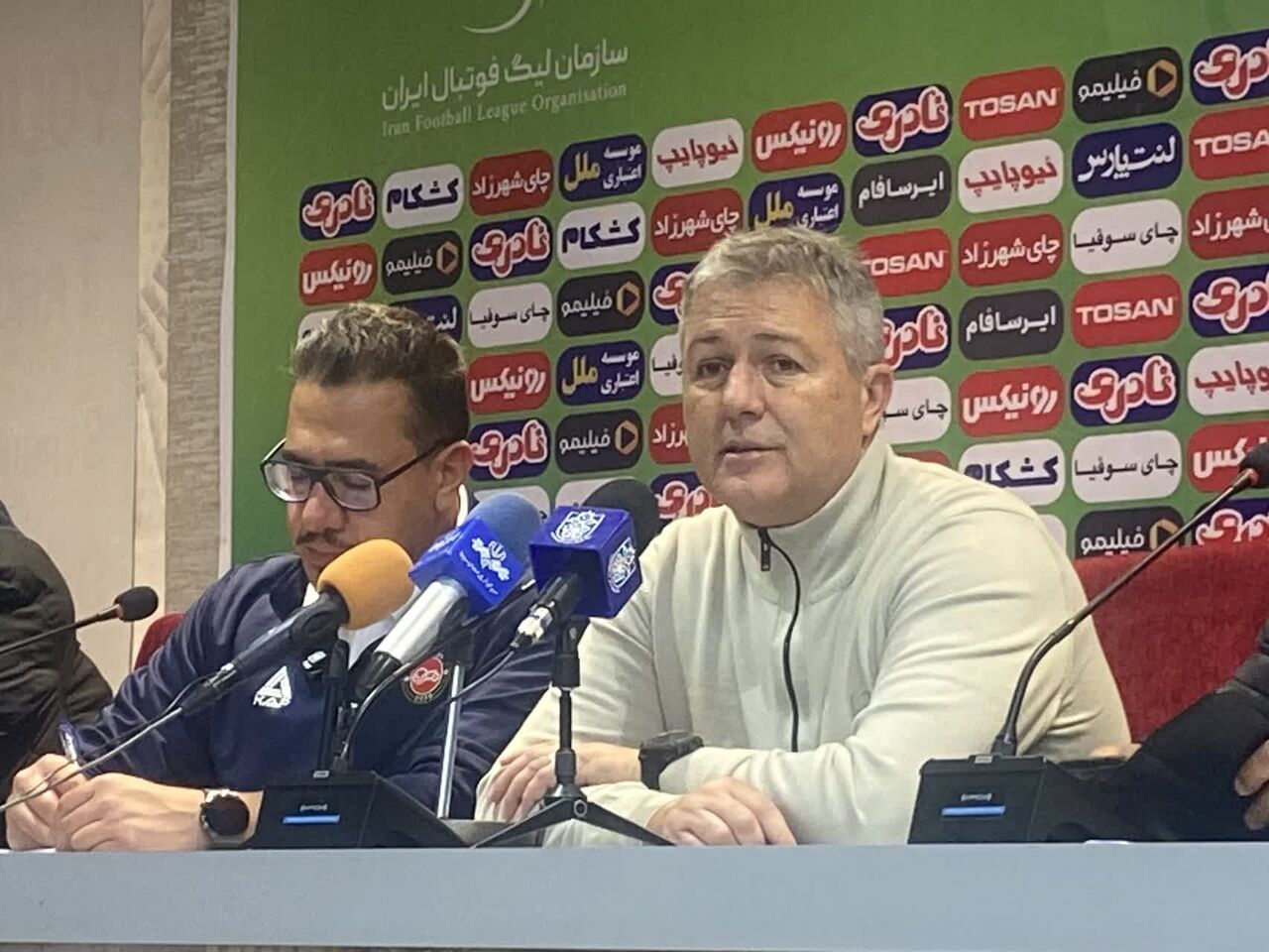 عکس از دراگان اسکوچیچ سرمربی تیم تراکتور در نشست خبری چادرملو