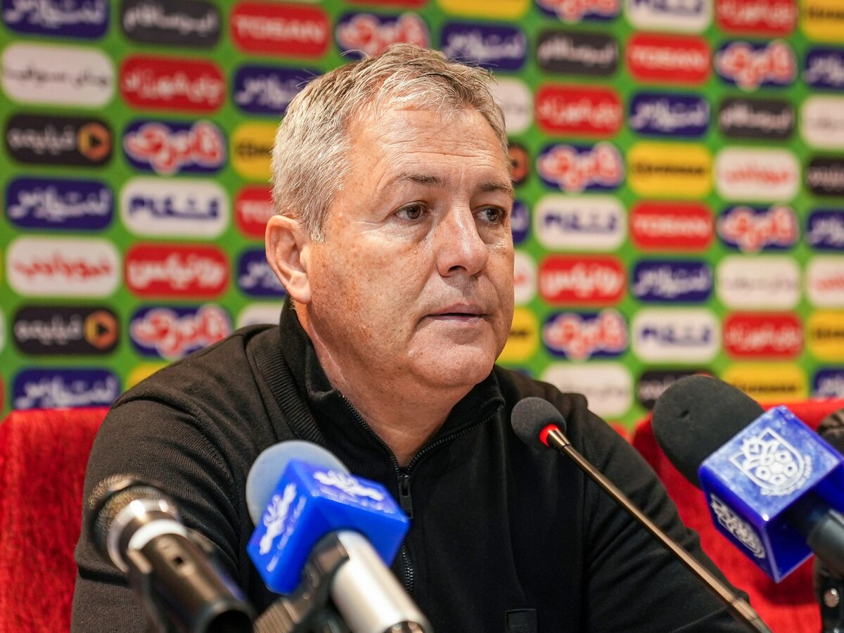 عکس از دراگان اسکوچیچ سرمربی تیم تراکتور در کنفرانس خبری