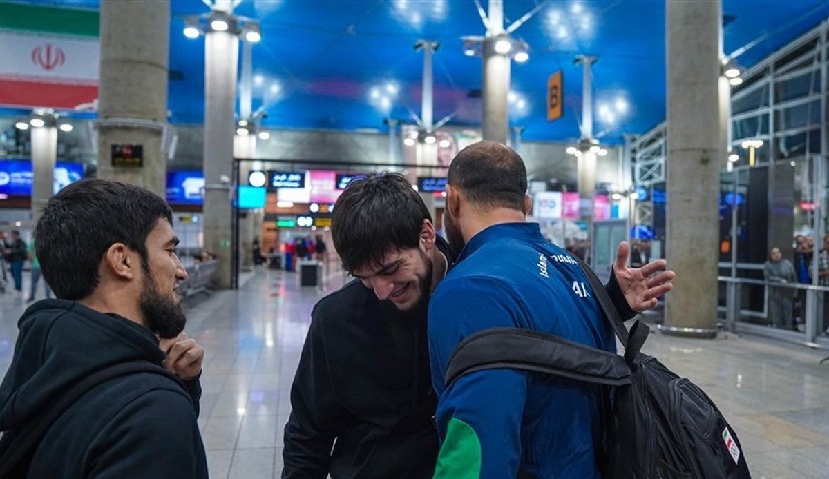 عکس از کشتی‌گیران روس استقلال در فرودگاه