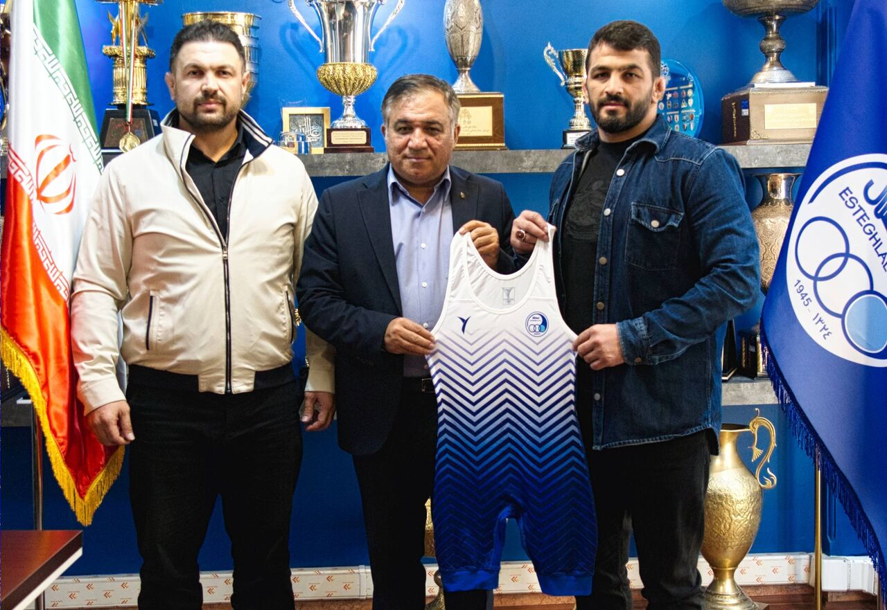 عکس از علی تاجرنیا و حسن یزدانی و کمیل قاسمی در امضای قرارداد با استقلال