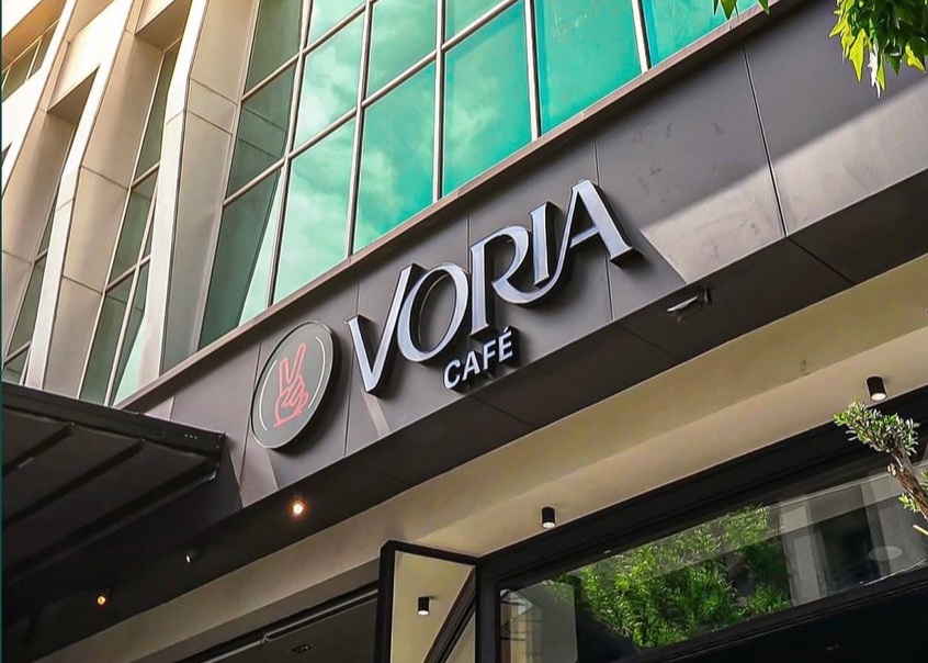 عکس از سردر کافه وریا