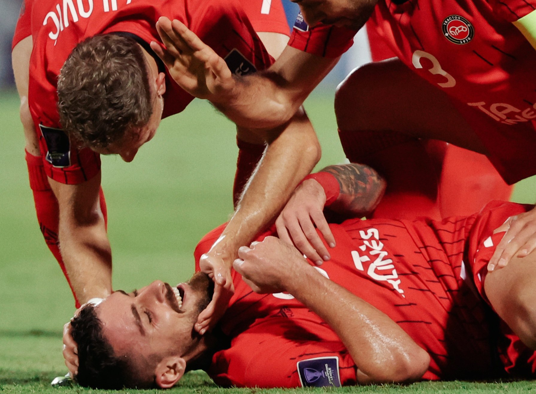 عکس از خوشحالی بعد از گل بازیکنان تراکتور در بازی شارجه