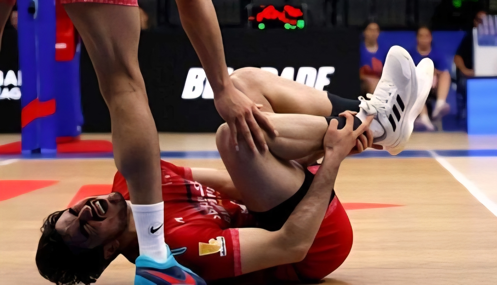 عکس از مرتضی شریفی دریافت‌کننده تیم ملی والیبال ایران در لیگ ملت‌های ۲۰۲۵