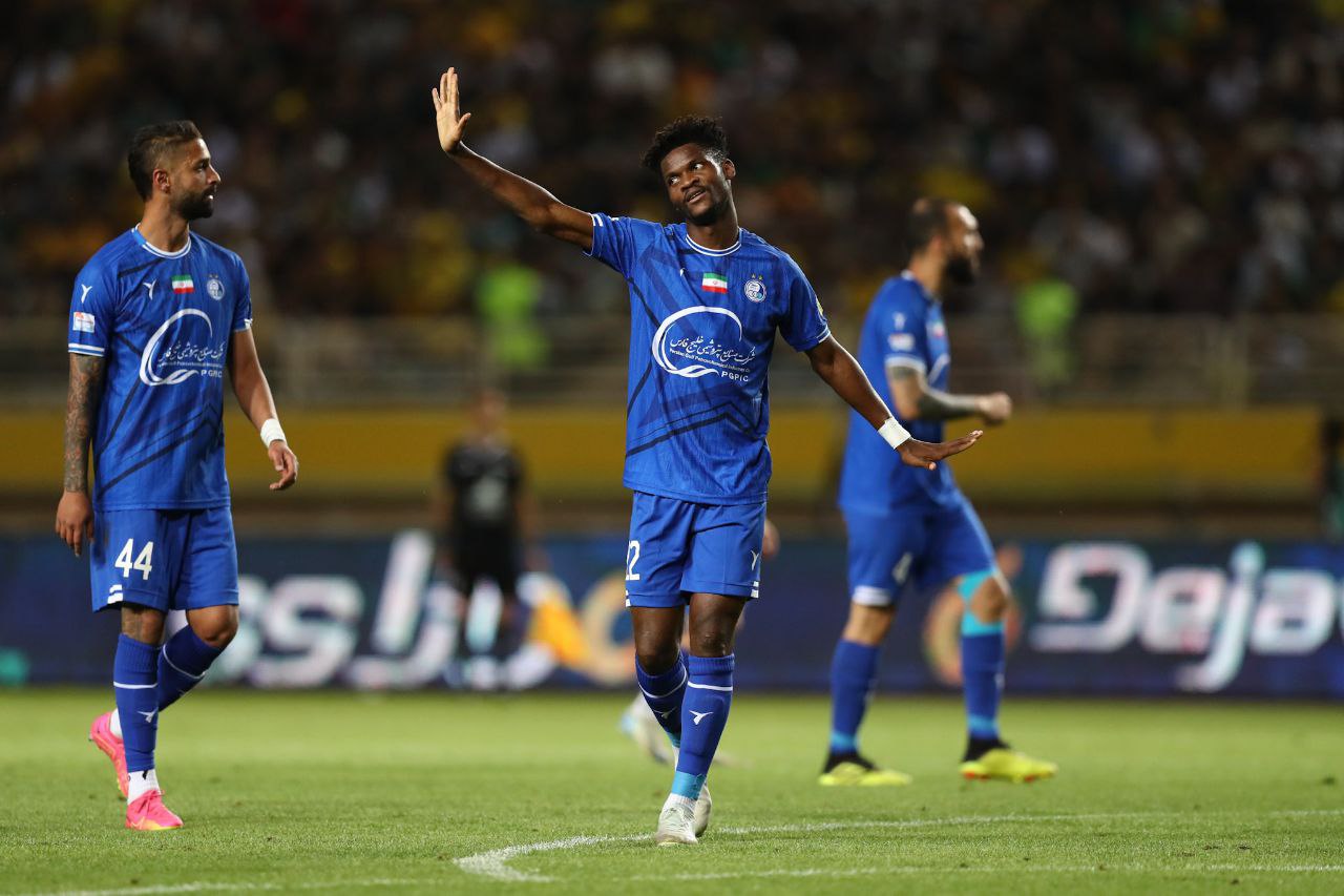 عکس از دیدیه اندونگ هافبک گابنی استقلال