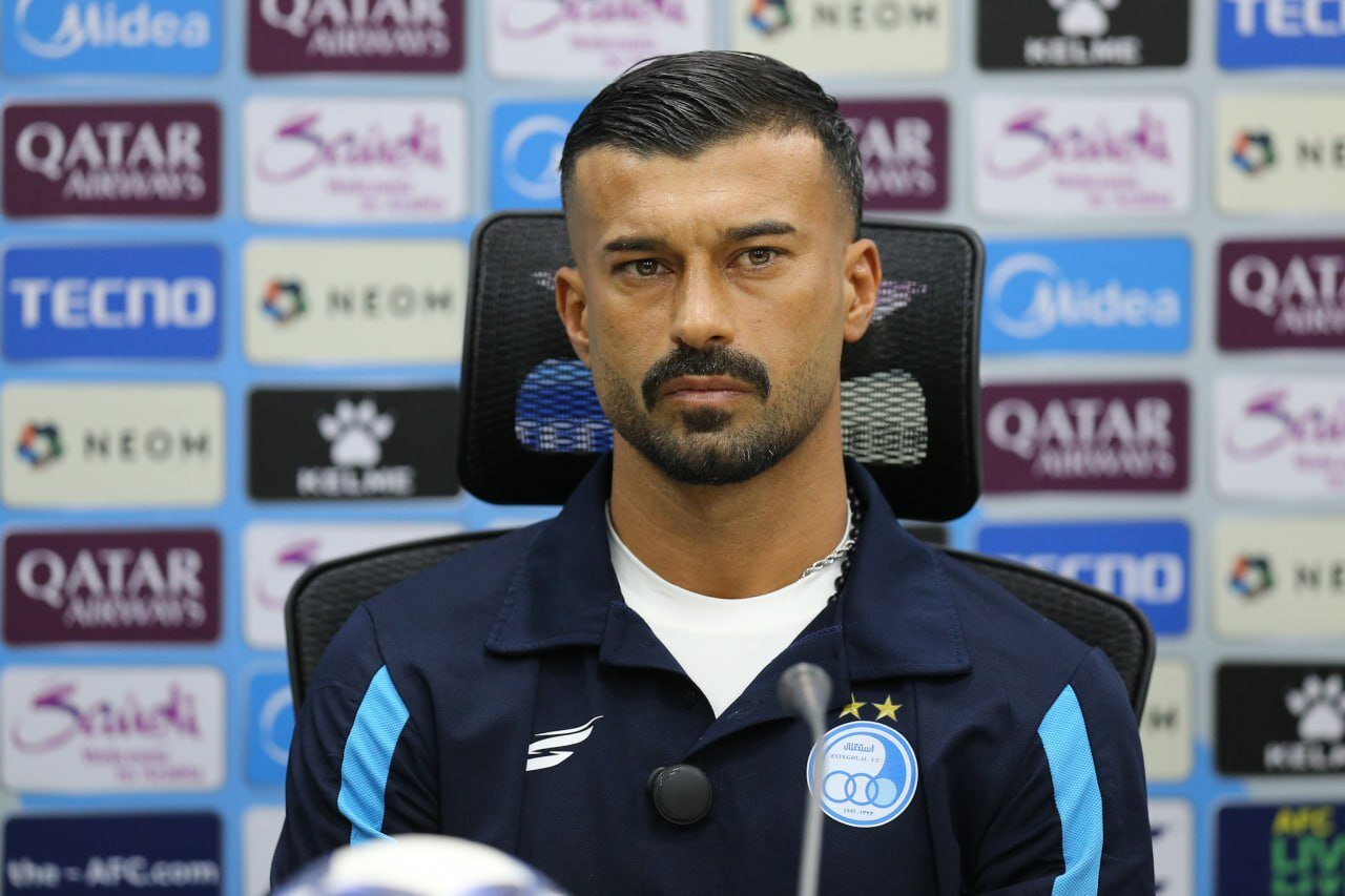 عکس از رامین رضاییان مدافع راست استقلال در کنفرانس خبری