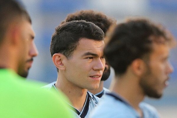 عکس از رستم آشورماتوف مدافع ازبکستانی استقلال در تمرینات