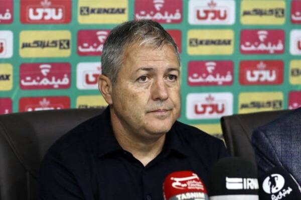 عکس از دراگان اسکوچیچ سرمربی تراکتور در کنفرانس‌ خبری بازی با سپاهان