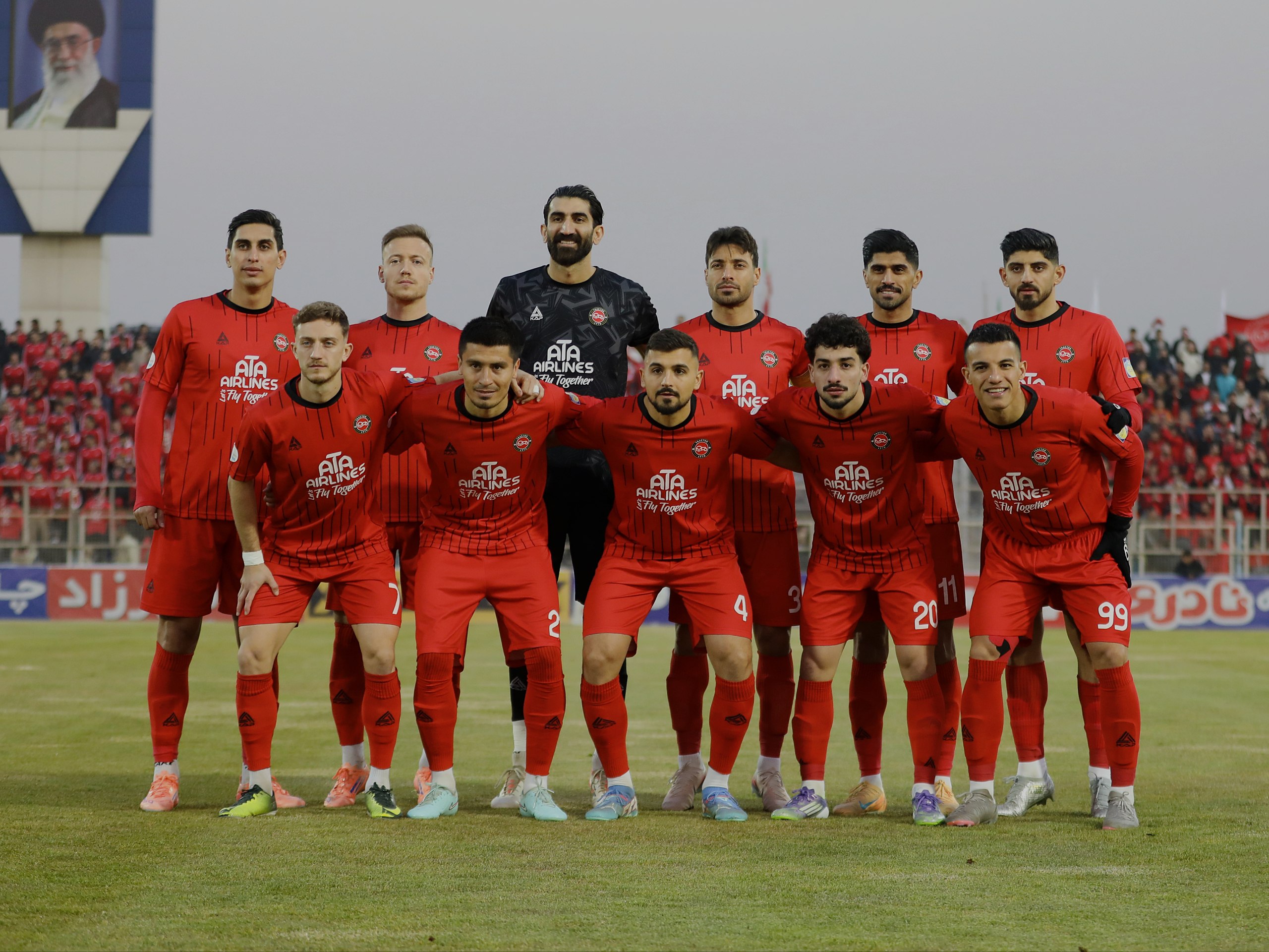 عکس تیمی از بازیکنان تراکتور پیش از بازی مقابل استقلال خوزستان