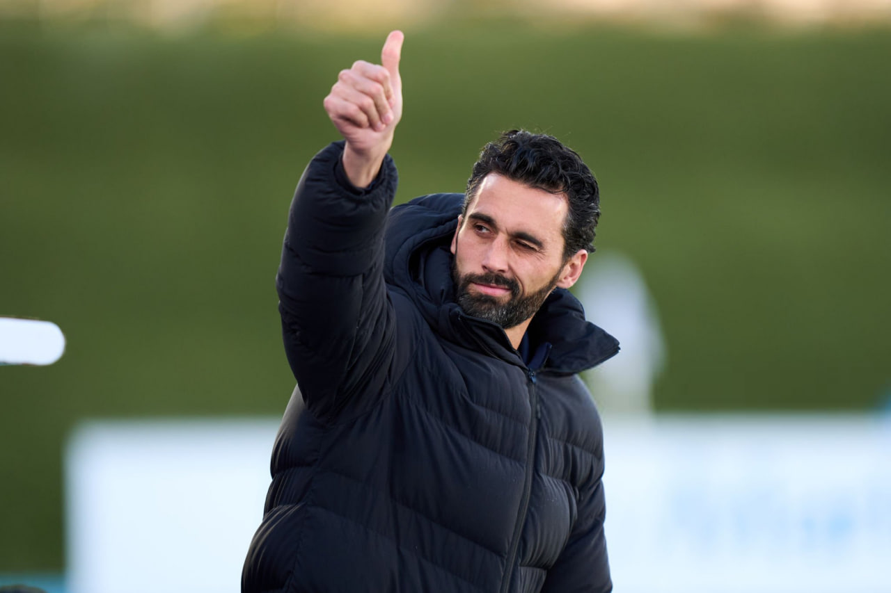 آلوارو آربلوا سرمربی اسپانیایی در کنار زمین - رئال مادرید