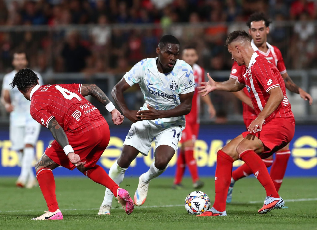 آنژ یوان بونی مهاجم فرانسوی در زمین - اینتر