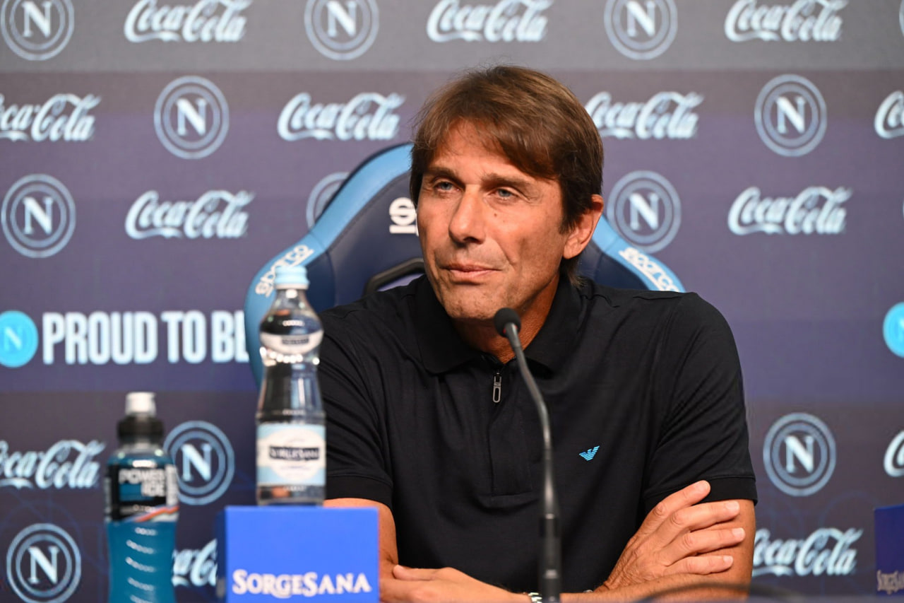 آنتونیو کونته سرمربی ایتالیایی در کنفرانس خبری - ناپولی