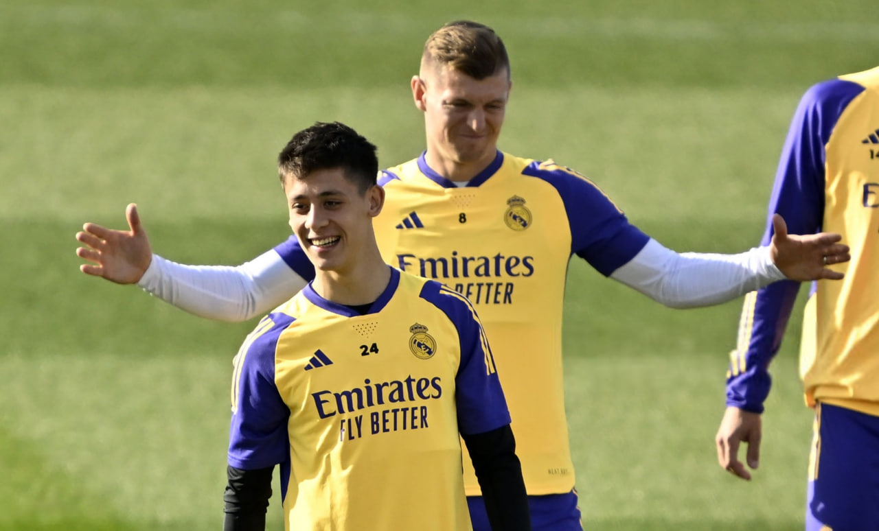 تونی کروس هافبک آلمانی در زمین - آردا گولر