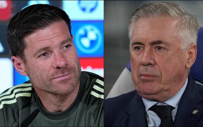 کارلو آنچلوتی سرمربی ایتالیایی و ژابی آلونسو سرمربی اسپانیایی در کنار زمین - رئال مادرید