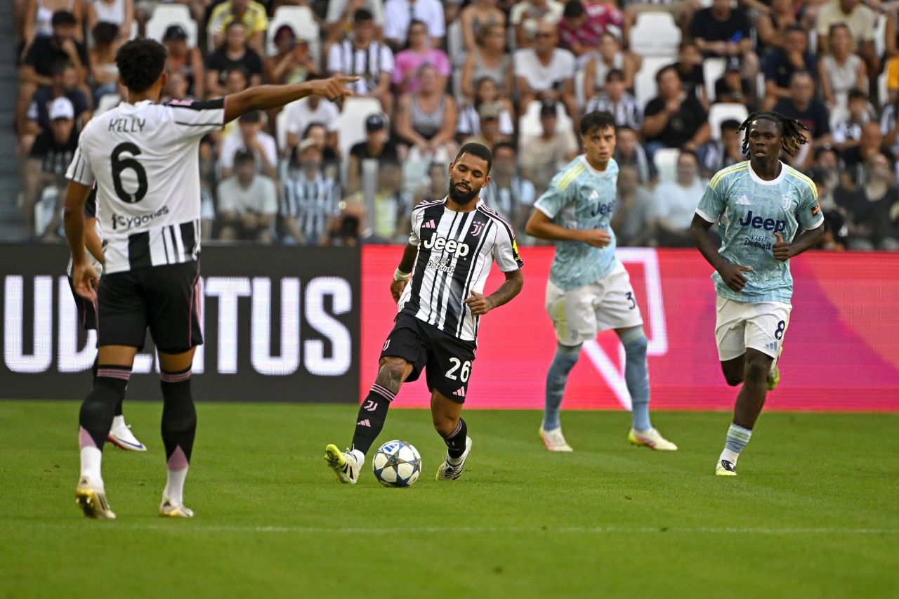 داگلاس لوئیز هافبک برزیلی در زمین - یوونتوس