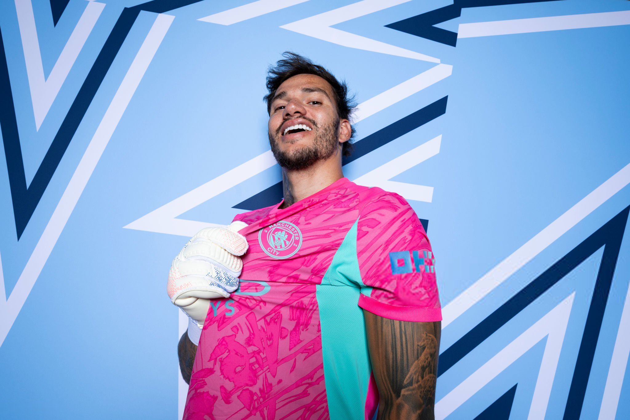 ادرسون دروازه‌بان برزیلی در زمین - منچسترسیتی