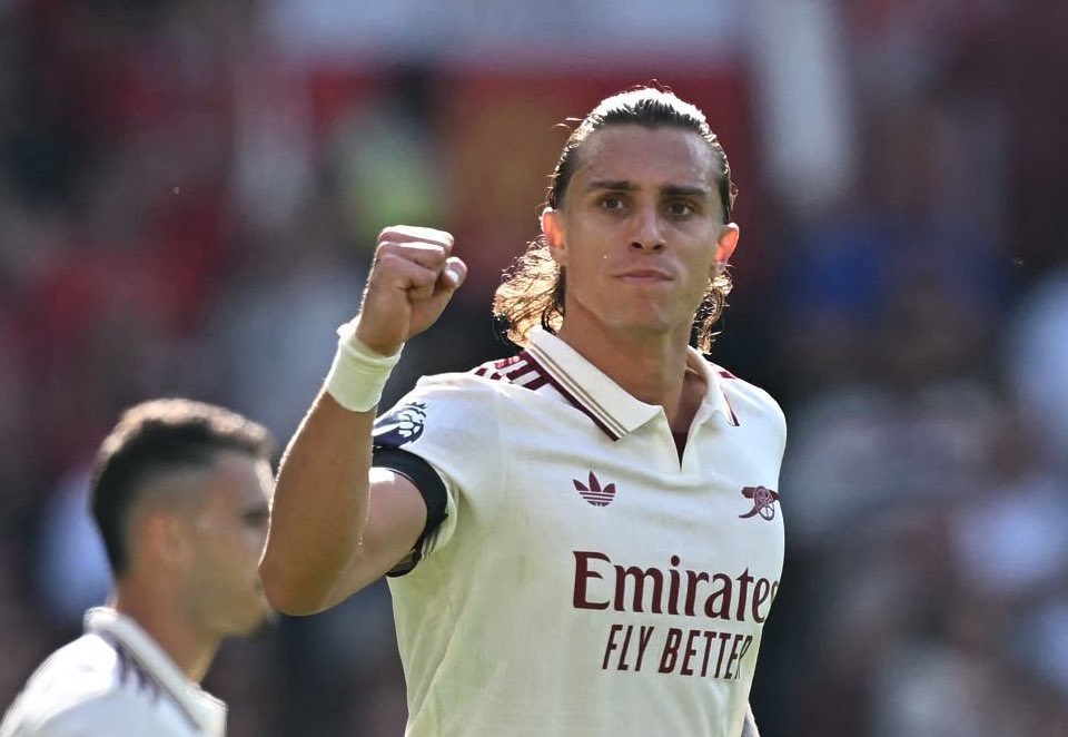 ریکاردو کالافیوری مدافع ایتالیایی در زمین - آرسنال