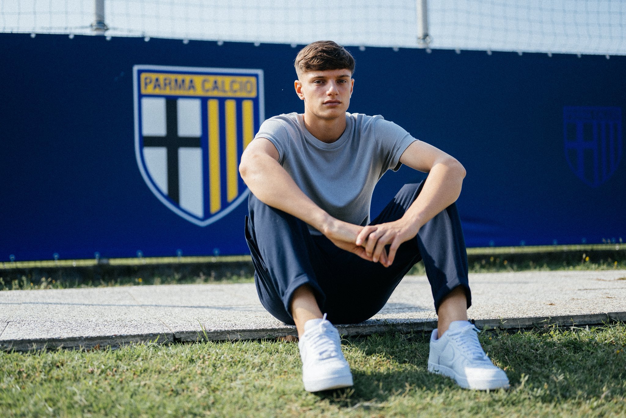 جووانی لئونی مدافع ایتالیایی در کنار زمین - پارما