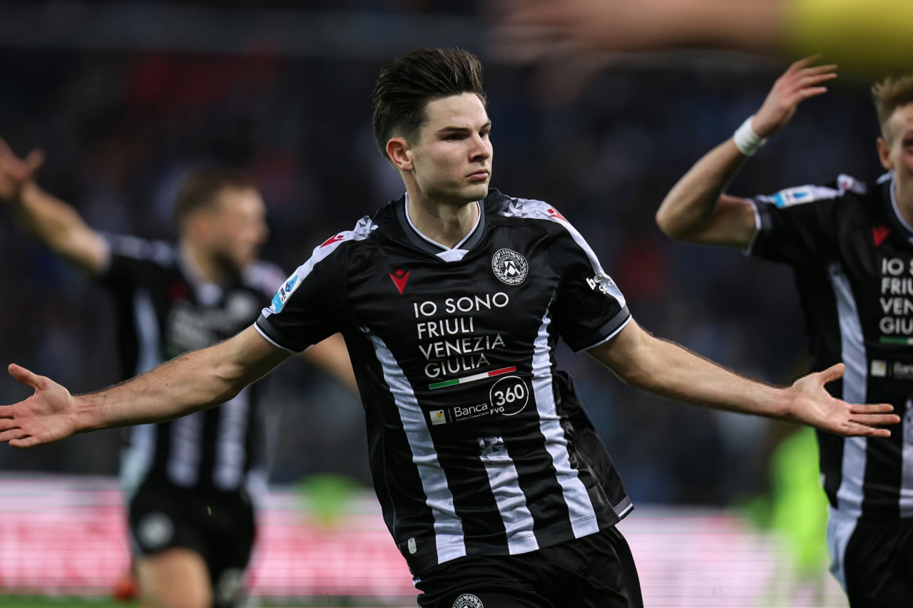 یورگن الکنکامپ هافبک هلندی در حال شادی گل - اودینزه 