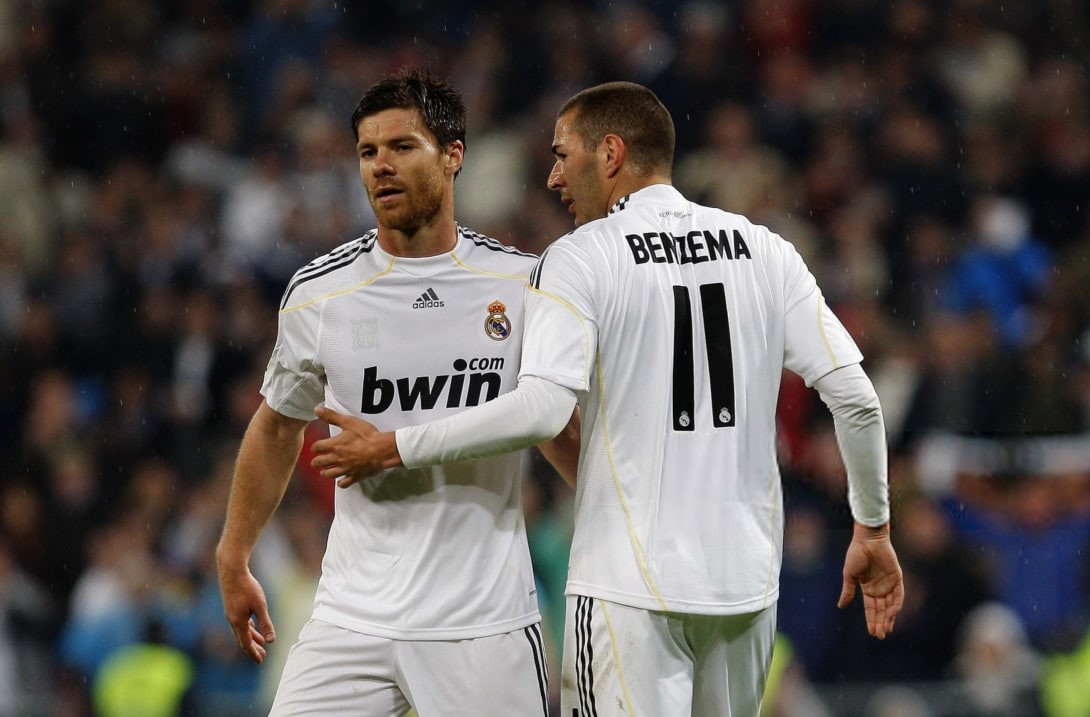 ژابی آلونسو هافبک اسپانیایی و کریم بنزما مهاجم فرانسوی در زمین - رئال مادرید