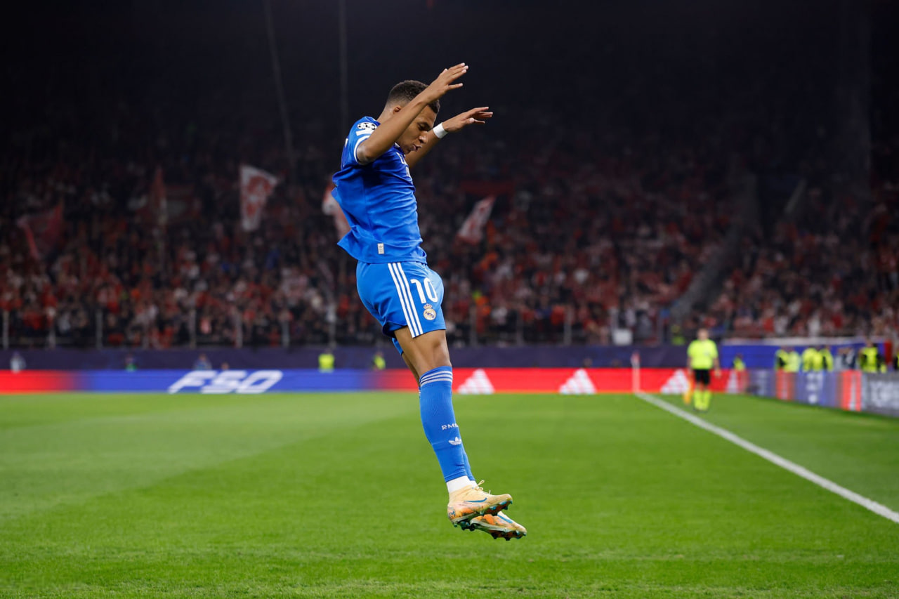 کیلیان امباپه مهاجم فرانسوی در زمین - رئال مادرید