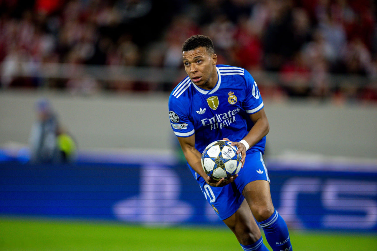 کیلیان امباپه مهاجم فرانسوی در زمین - رئال مادرید