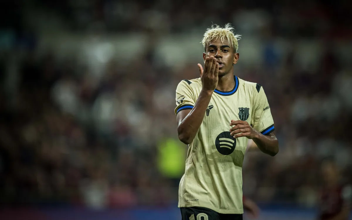 لامین یامال وینگر اسپانیایی در زمین - بارسلونا