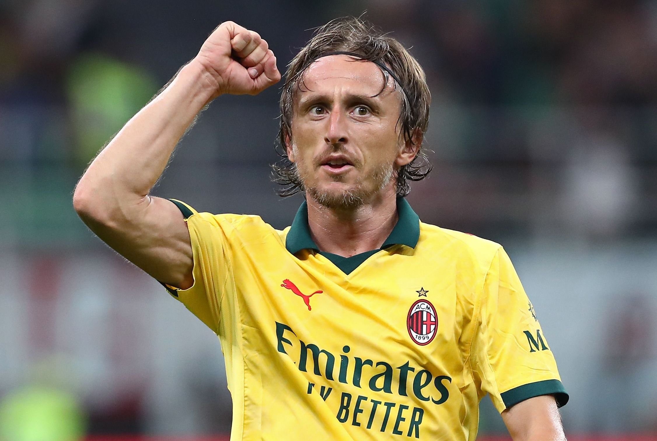 لوکا مودریچ هافبک کروات در زمین - میلان