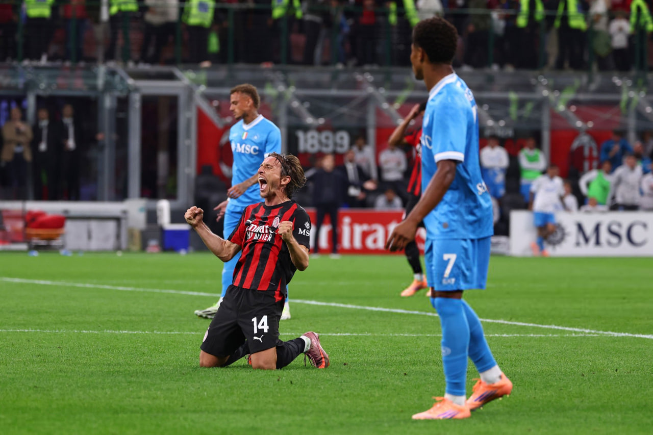 لوکا مودریچ هافبک کروات در زمین - میلان