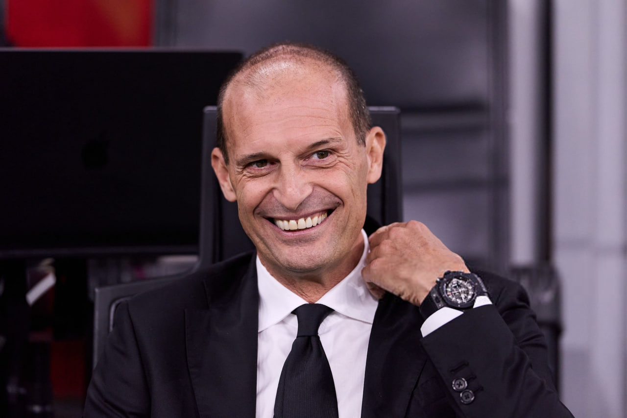 ماسیمیلیانو الگری سرمربی ایتالیایی روی نیمکت - میلان