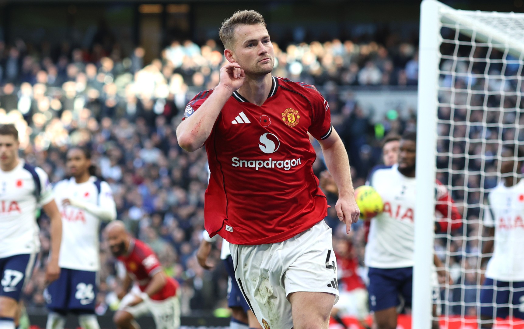 ماتیاس دلیخت مدافع هلندی در زمین - منچستریونایتد