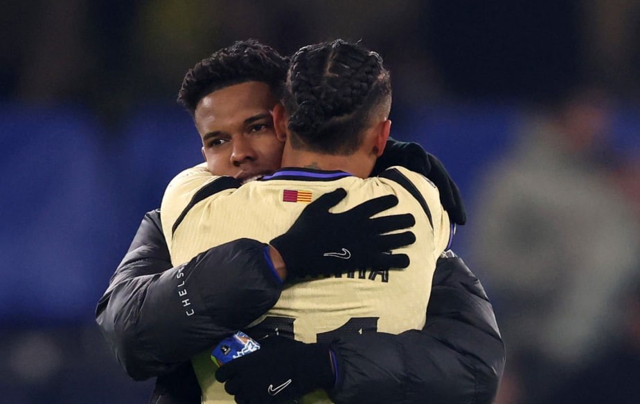 رافینیا و استوائو ویلیان بازیکنان برزیلی در زمین - بارسلونا - چلسی